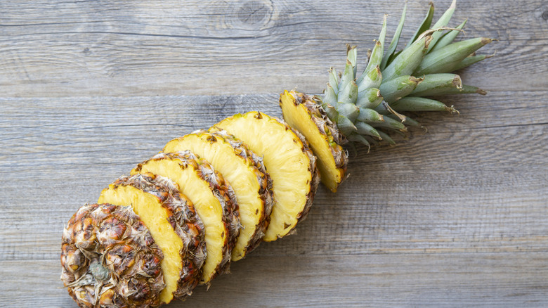 A pineapple cut into slices