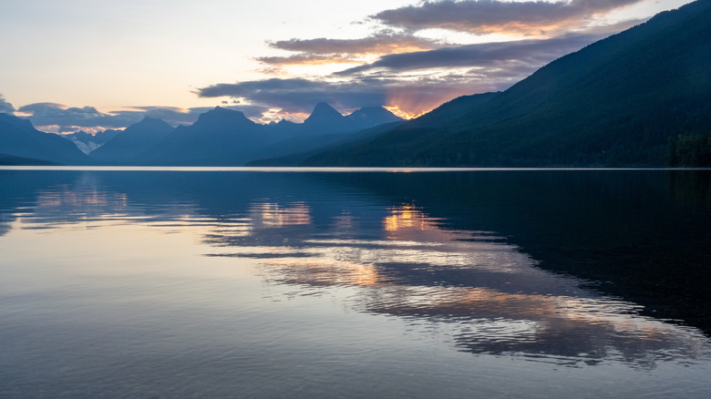 Sunset photo of a lake surrounded by mountains