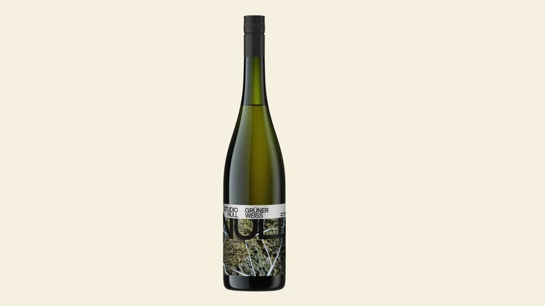 bottle of Studio Null Gruner Weiss