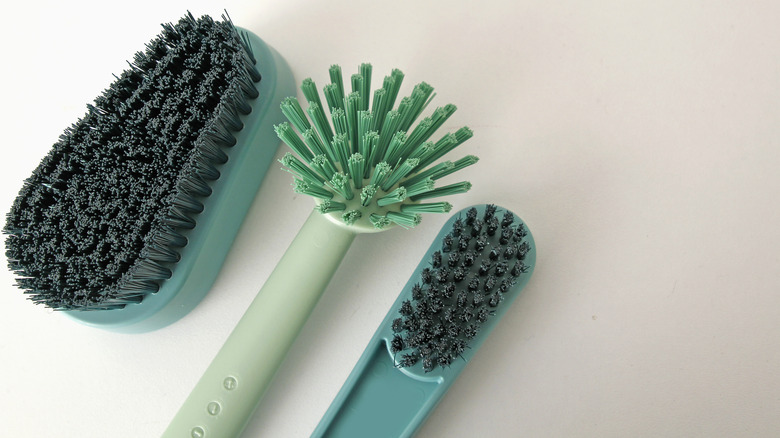 Assorted cleaning brushes