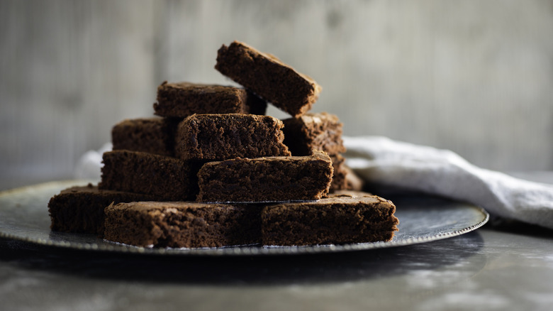 A plate of brownies