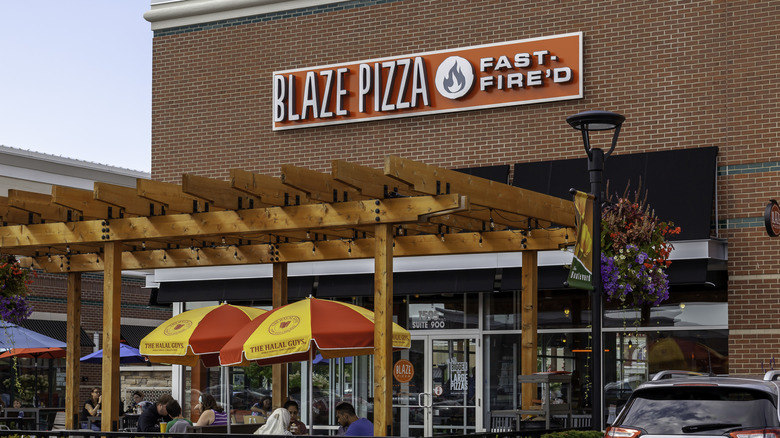 The outdoor seating area of a Blaze Pizza