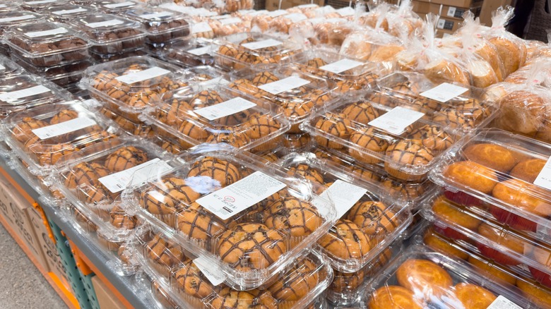 packages muffins at grocery store