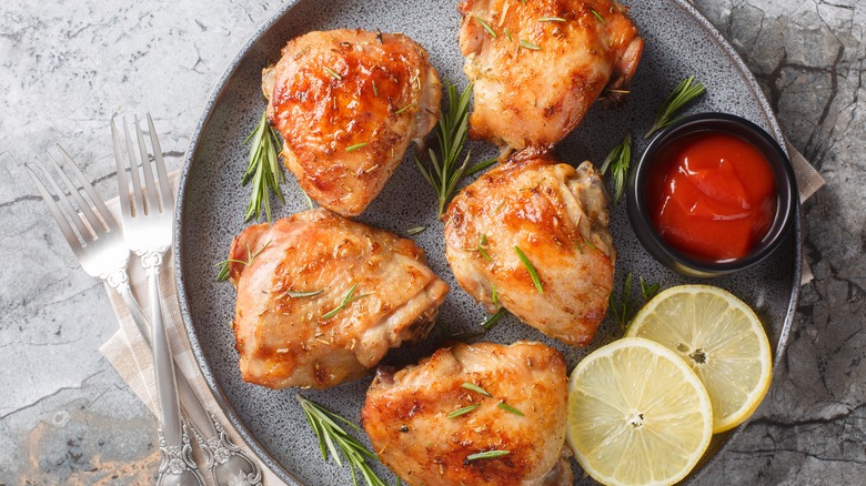 Chicken thighs with lemon slices