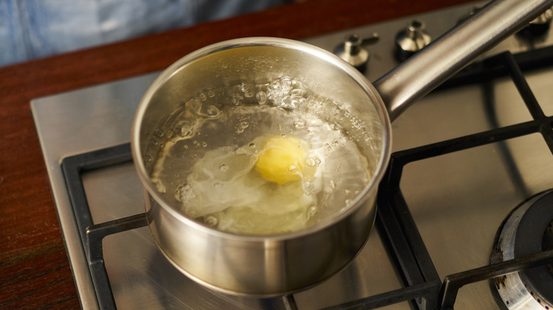 Egg poaching in pot