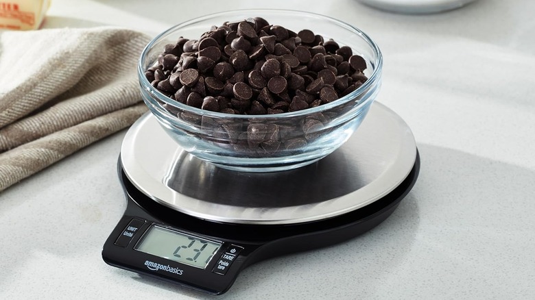 Hershey kisses in a bowl on the Amazon Basics digital kitchen scale