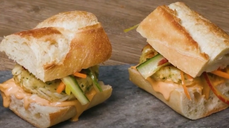 Crab cakes sliders with coleslaw