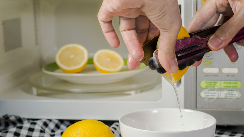 Juicing a microwaved lemon