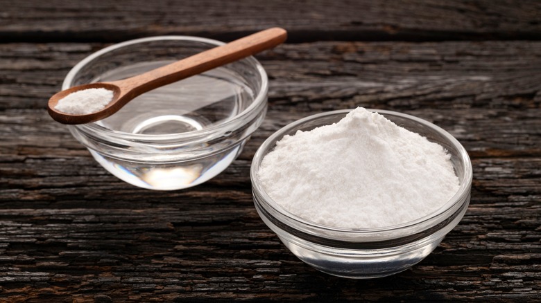 Baking powder in glass bowl