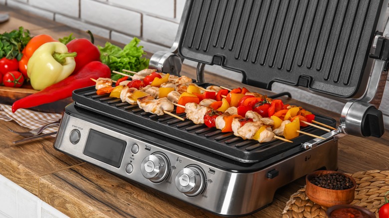 Electric grill with chicken skewers