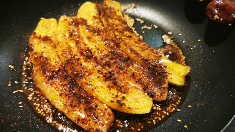 Fried bananas with honey and cinnamon