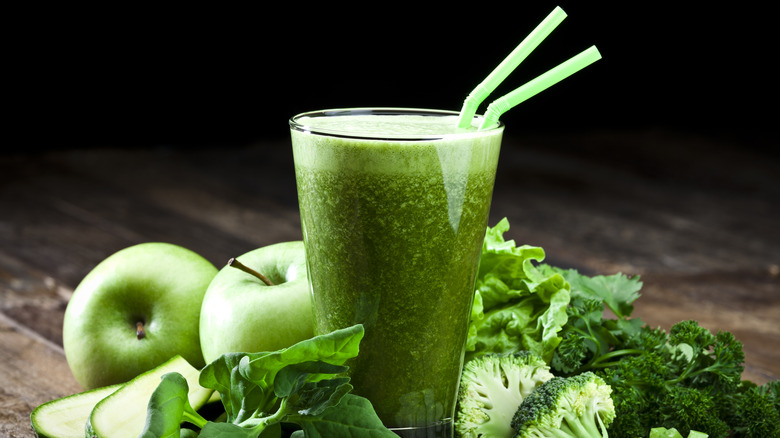 Green juice with apples, kale 