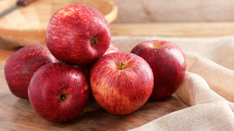 A pile of gala apples