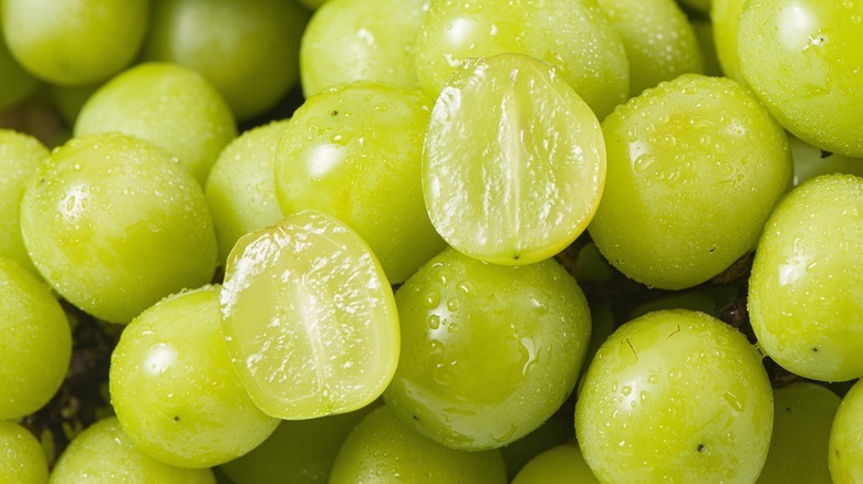 Green grapes with a sliced grape