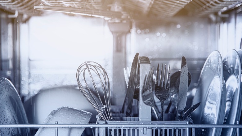 Cutlery basket in dishwasher