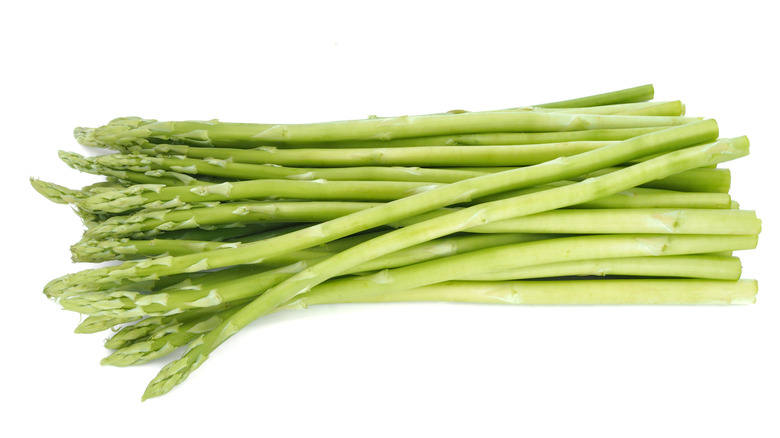 bunch of thin asparagus spears