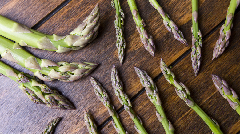 asparagus spears of different sizes