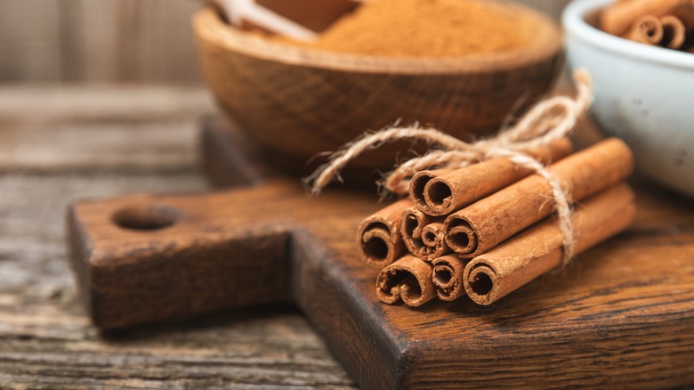 Cinnamon powder and sticks