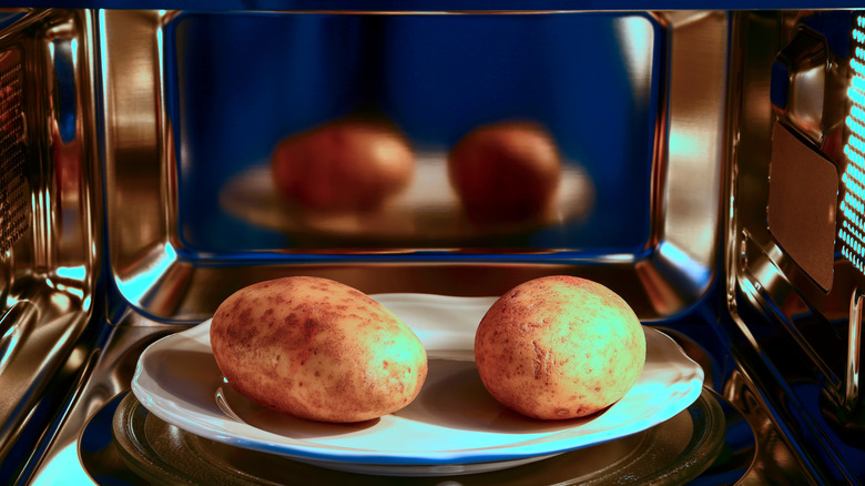 Baking potatoes in the microwave 