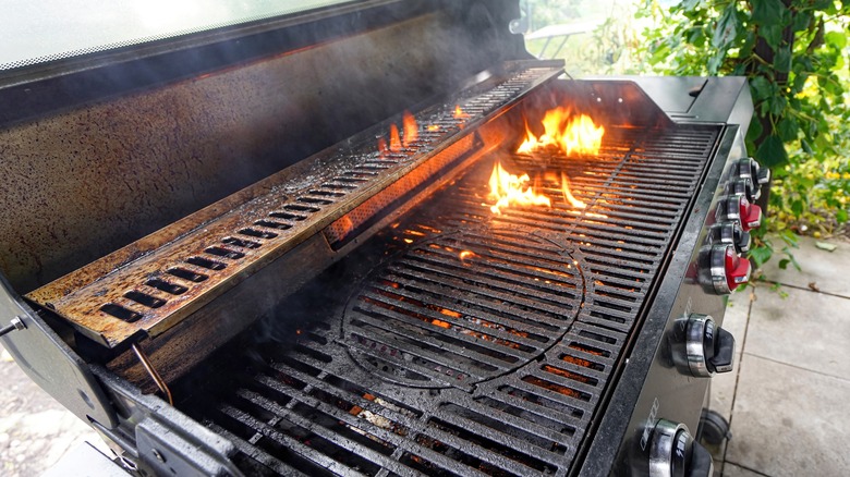 empty gas grill heating up 