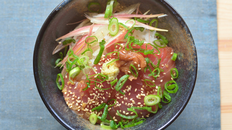 tuna with sliced onions radish