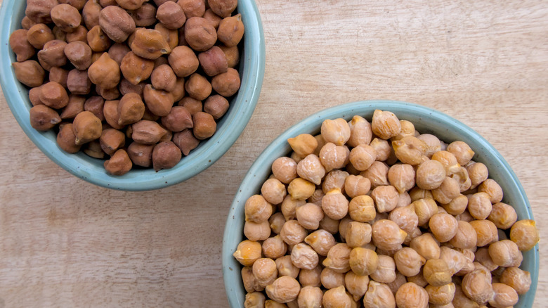 Bowls of white and brown chickpeas
