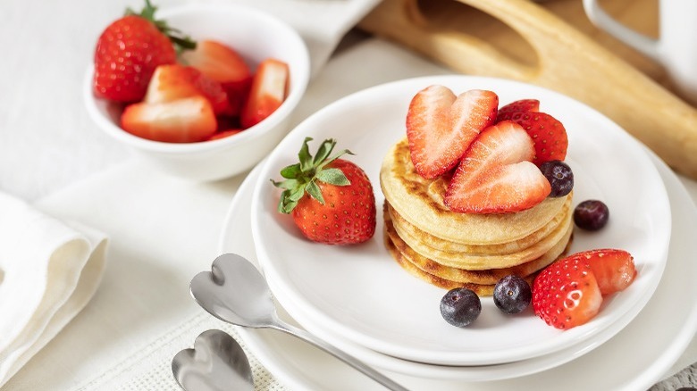 Miniature pancakes with fruit