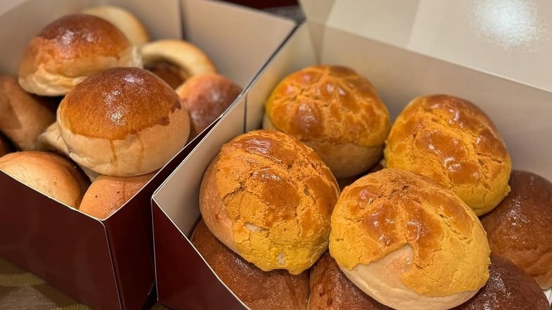 Assorted baked buns at Mei Lai Wah Bakery