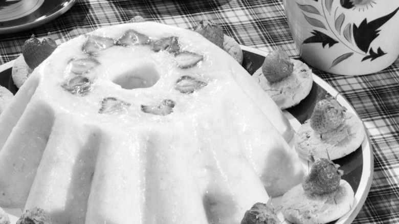 Jello mold with strawberries and cookies