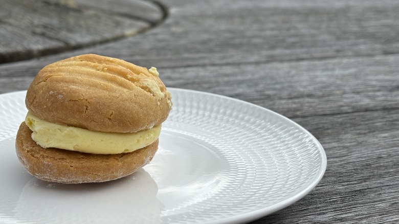 "melting moment" cookie on white plate