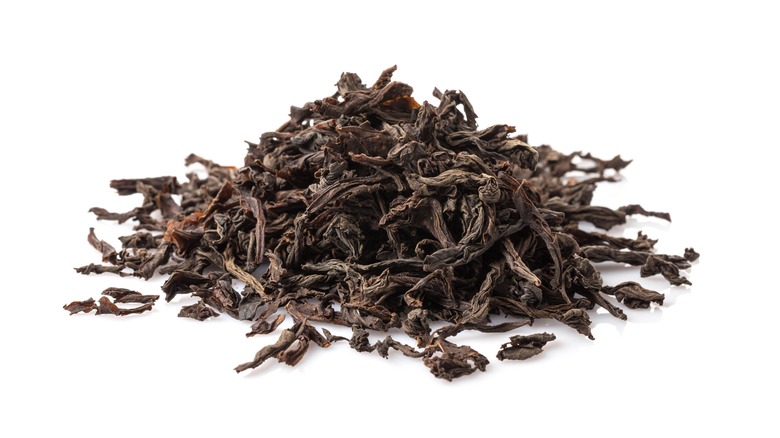 loose-leaf tea in pile