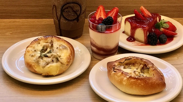 Bagel and cheesecake with fruit on table