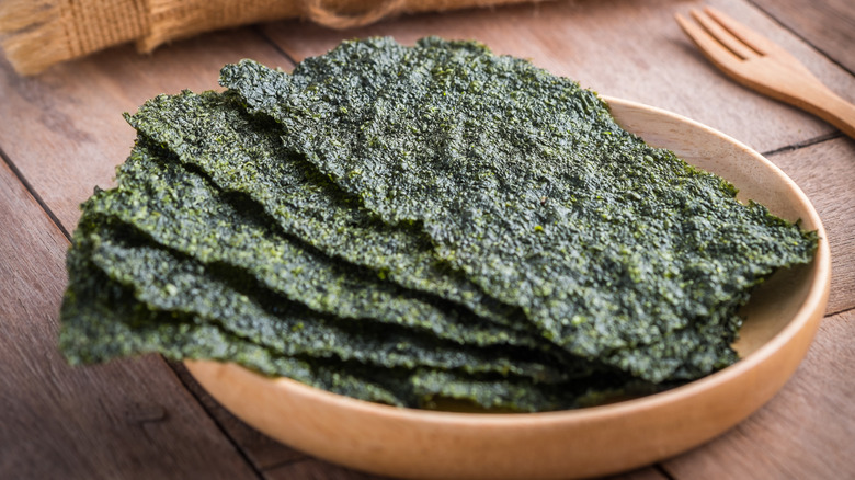 roasted seaweed in wooden bowl