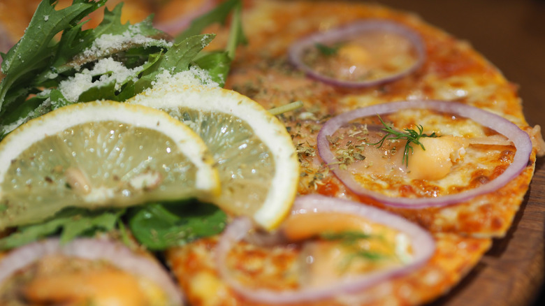 thin crust pizza with lemons