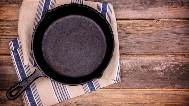 cast iron pan with handle