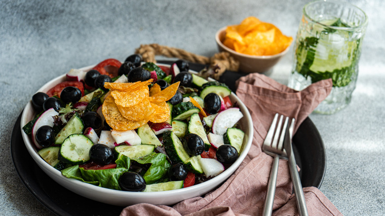 Salad with potato chips