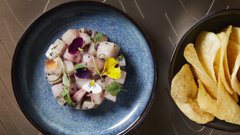 Fish tartare with potato chips