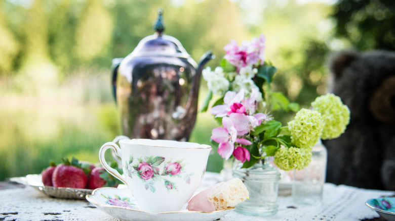 teacups with a silver teapot