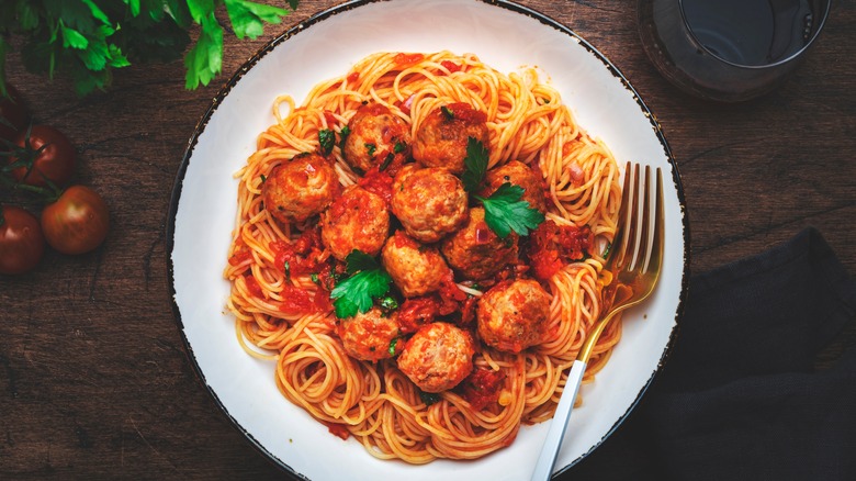 bowl of spaghetti and meatballs