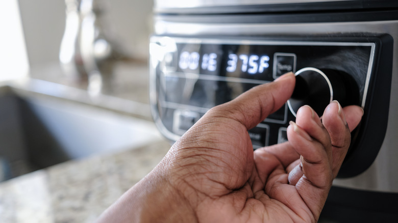 hand adjusting knob on air fryer