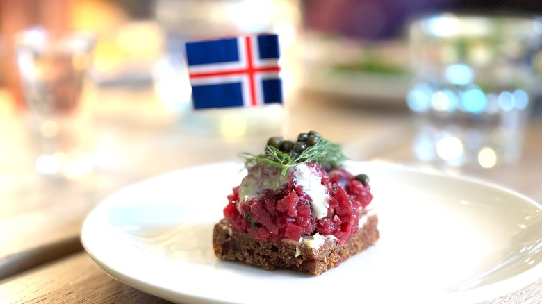 smoked lamb and beetroot tartar with Icelandic flag