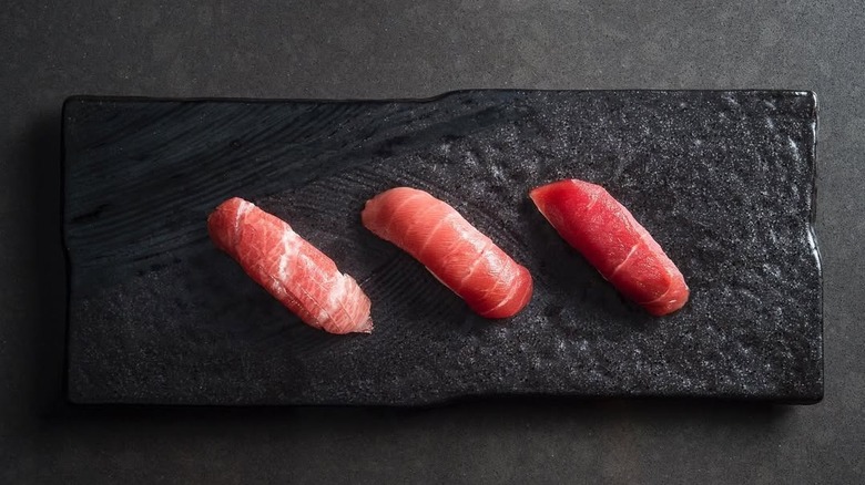 Sushi plating at Sushi Nakazawa