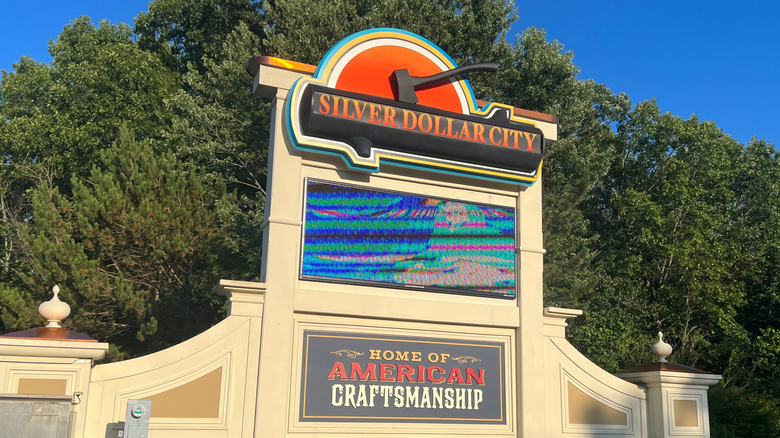 The sign to Silver Dollar City with trees in the background