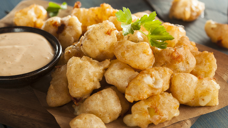 Fried cheese curds with dipping sauce