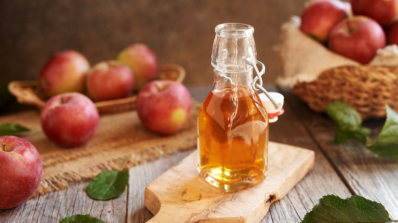 Apple cider vinegar and apples