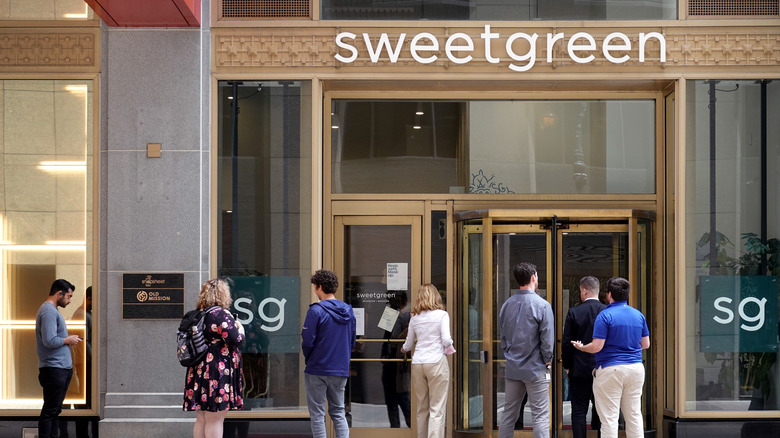 line outside of sweetgreen