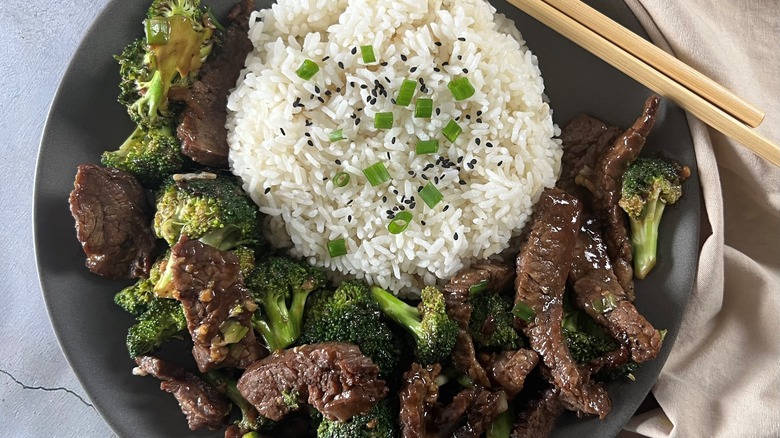 beef broccoli and rice in bowl
