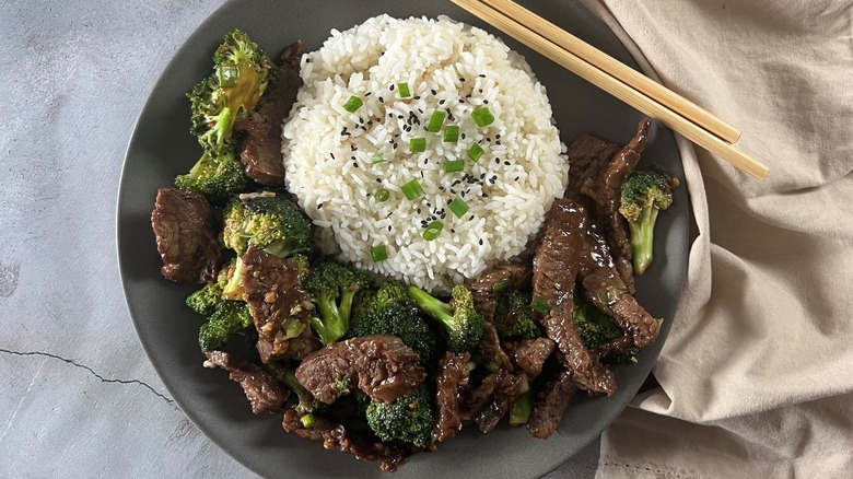beef broccoli and rice in bowl