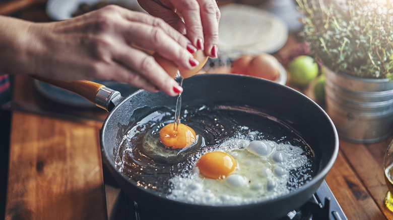 Frying eggs in cast iron pan