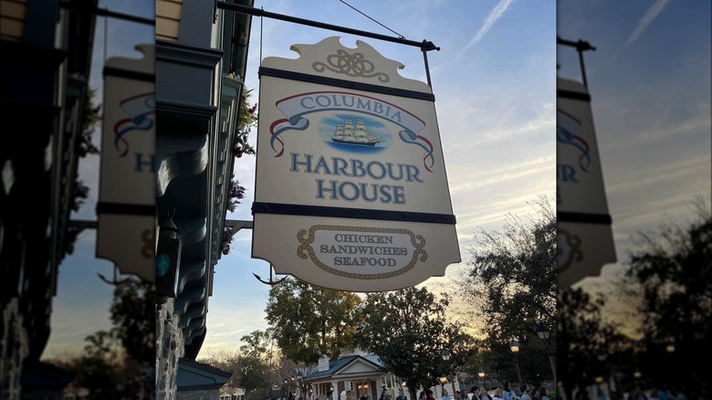 Columbia Harbor House dining room